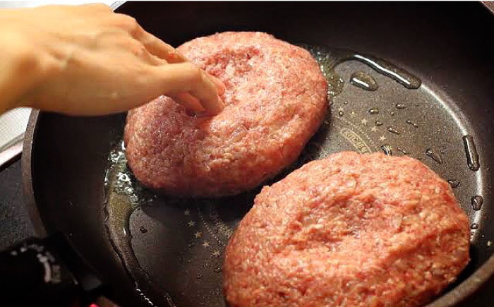 【12回定期便】鉄板焼き屋自慢の ハンバーグ 食べ比べ 3種類 ソース付き 150g×各2個 計 6個 / 南島原市 / はなぶさ [SCN096]