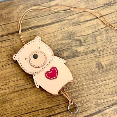 ふるさと納税 関ケ原町 【本革×手縫い】くまさん★ハート付きレザーキーポーチ/お名前刻印OK! |  | 01