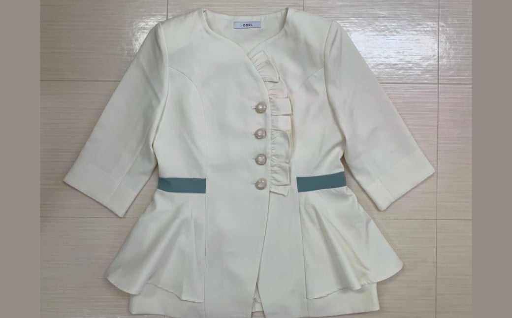 
                  COEL×JapanHerbalEstheticAssociationコラボ・シャンパンホワイトカラー・おしゃれ着エステ用ユニフォーム・フリル付き韓国人気ジャケット【コラボ ジャケット 韓国 人気 エステ ユニフォーム 】
                