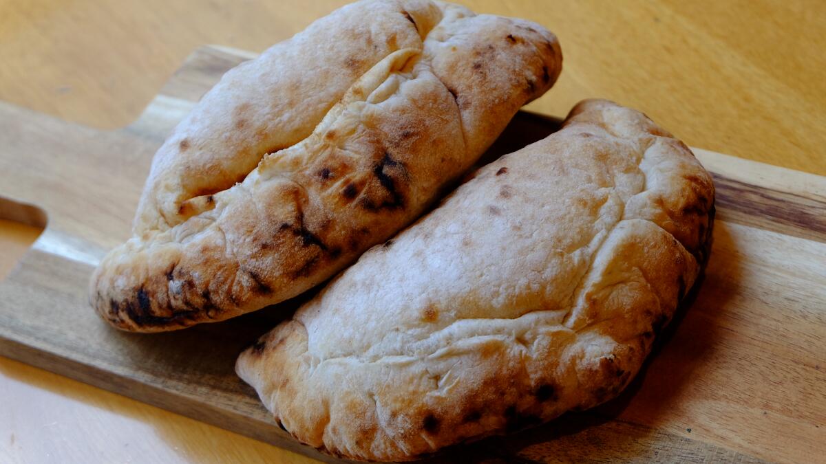 【ふるさと納税】美瑛のピザとチーズケーキセット　美瑛　北海道美瑛　美瑛町　北海道美瑛町　チーズケーキ　スイーツ　ピザ　ピッツァ　カルツォーネ　石窯　美瑛産　北海道産　クアトロフォルマッジ　美瑛産小麦　Abete（アベ—テ）[017-63]