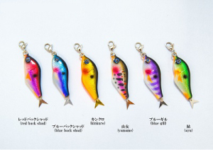木製ルアー風 アクセサリー　1個（カラー：キンクロ　金具：キーホルダー）