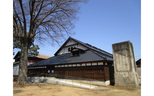 明治時代建てられた造り酒屋の店舗兼主屋(現在の案内所)と本蔵は平成29年5月2日に国の有形文化財に登録されました。