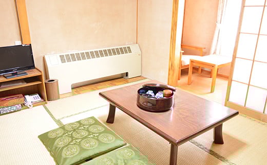 窓からの暖かい光と清潔感のあるお部屋で、ごゆっくりお過ごし下さい。