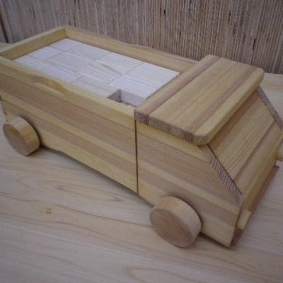 ふるさと納税 熊野市 初節句のお祝いにぴったり♪知育玩具【熊野杉のトラック型の積み木58P】 |  | 02