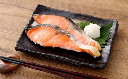 【 7日程度で発送 】 天然紅鮭切身 200g × 8パック （ 計1.6kg / 32切 ） 鮭 魚介類 魚 海鮮 赤身 ご飯のお供 おかず おつまみ 晩酌 酒の肴 お茶漬け 朝食 お弁当 夕食 使