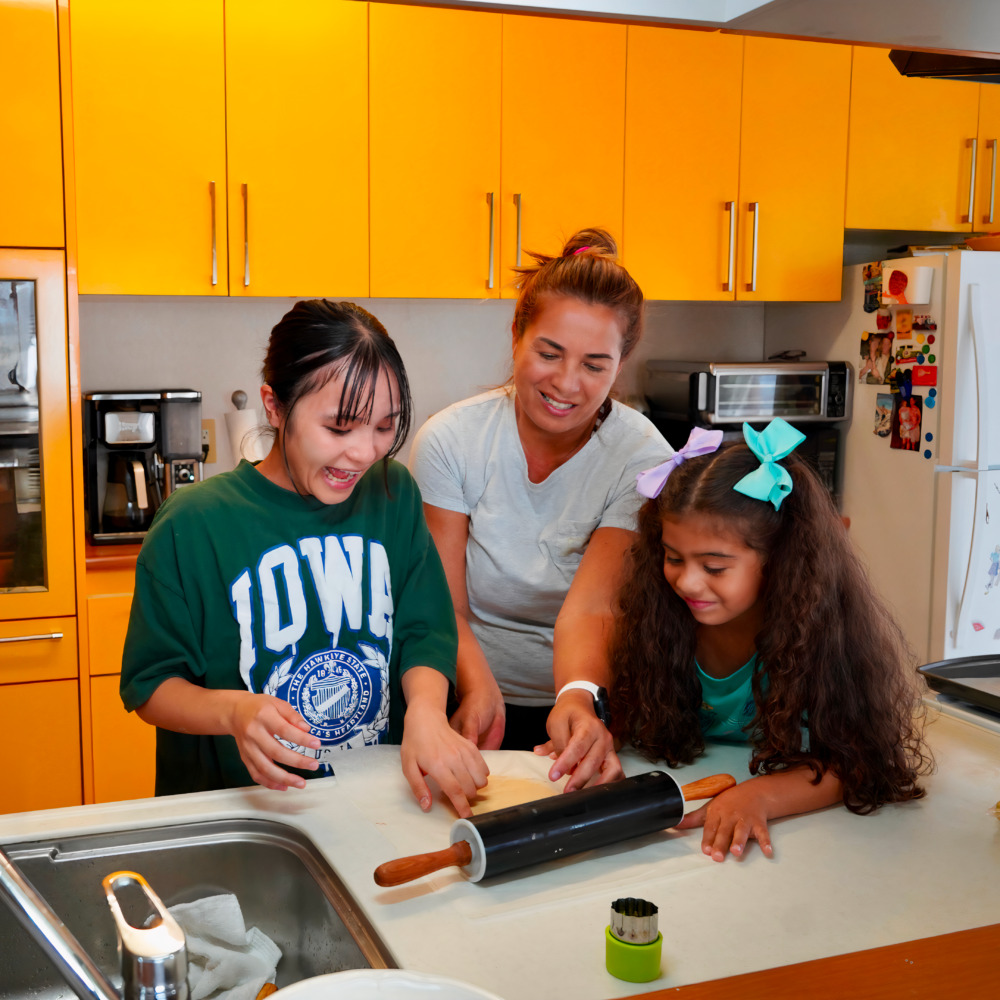 沖縄で留学体験！『まちなか留学』4回パック 留学 ホームステイ 沖縄 体験型 体験チケット 沖縄市 / HelloWorld株式会社 [BCAX001]