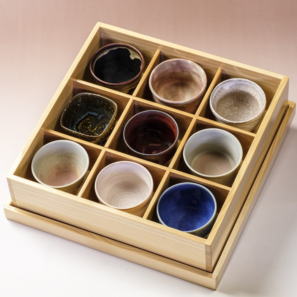 
            【352047000757】伝統的工芸品 萩焼 ふみ御膳（豆小鉢9個セット・塗り箱付）・紙箱入
          