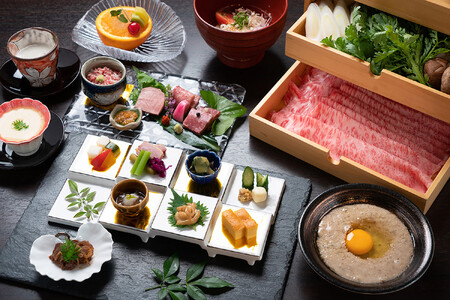 【箱根町ふるさと納税限定】自家製フルーツスカッシュ付！川床席で食べる極上牛なべ　おススメ　「右近コース」2名様分