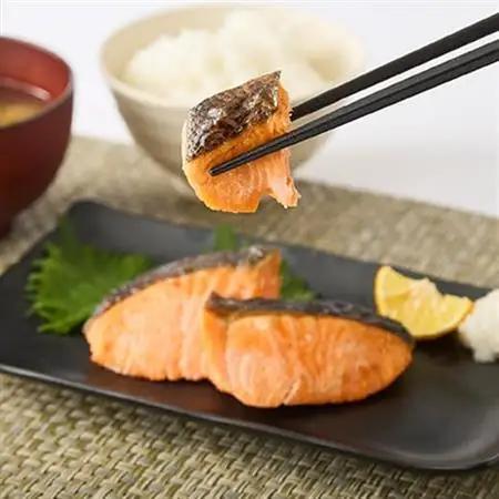 【直火焼き魚】銀鮭塩焼き ハーフカット 10切入 加熱済 簡単便利 弁当用【配送不可地域：離島】【1699054】