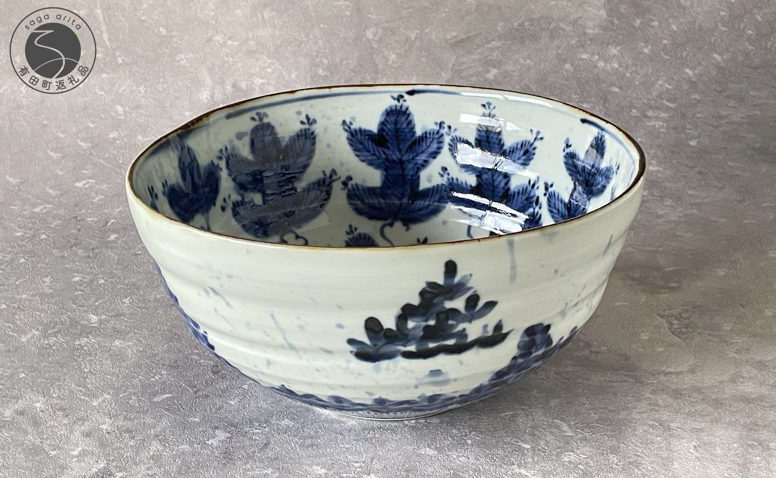 
            有田焼 福泉窯 手描き 一点物 ろくろ 染付根付松絵地紋十草一方押深鉢【渕上陶磁器 / FUCHIGAMI TOJIKI】一点物 高額 花入れ ワインクーラー 50万円 A500-47
          