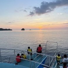 夕陽が沈む感動の光景を!奄美大島サンセットクルーズ(約3時間)