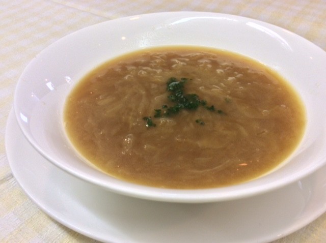 【オニオンスープ】
玉葱を飴色になるまでソテーしブイヨンでのばして作りました。バケットとチーズを加え焼けばオニオングラタンに！