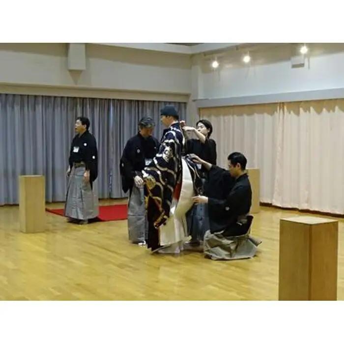 能楽師による能装束着附け＆能舞台の上で写真撮影