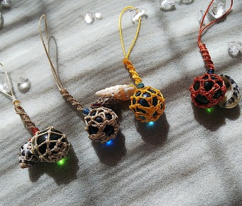 貝殻と浮き玉 マクラメ編み キーホルダー 2点セット ストラップ おまかせ ランダム 夏 海 モチーフ ハンドメイド 作家作品 根付 帯飾り ビー玉 小物 雑貨 ギフト 贈り物 プレゼント【R0116