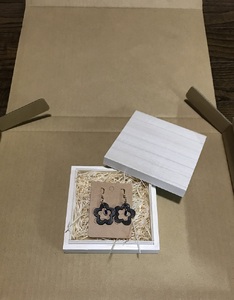 鹿革と瑠璃のピアス（梅花中空）革小物 レザー フックピアス アクセサリー ラピスラズリ【R00616】