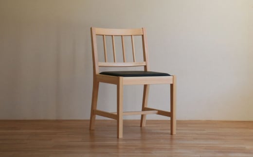 対馬ヒノキのダイニングチェア（牛革座面） 《対馬市》 【家具製作所kiiro】 [WAL032]