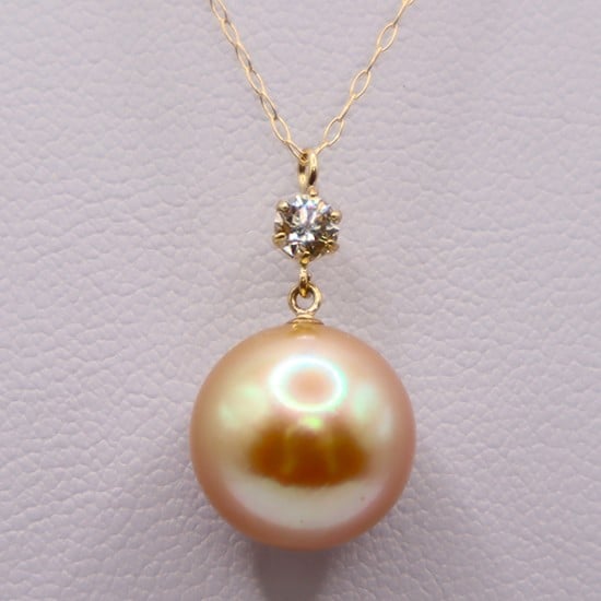 
            1941 K18 南洋ナチュラルゴールデン真珠　11.0㎜up　ダイヤモンド0.15ct　ペンダントネックレス
          