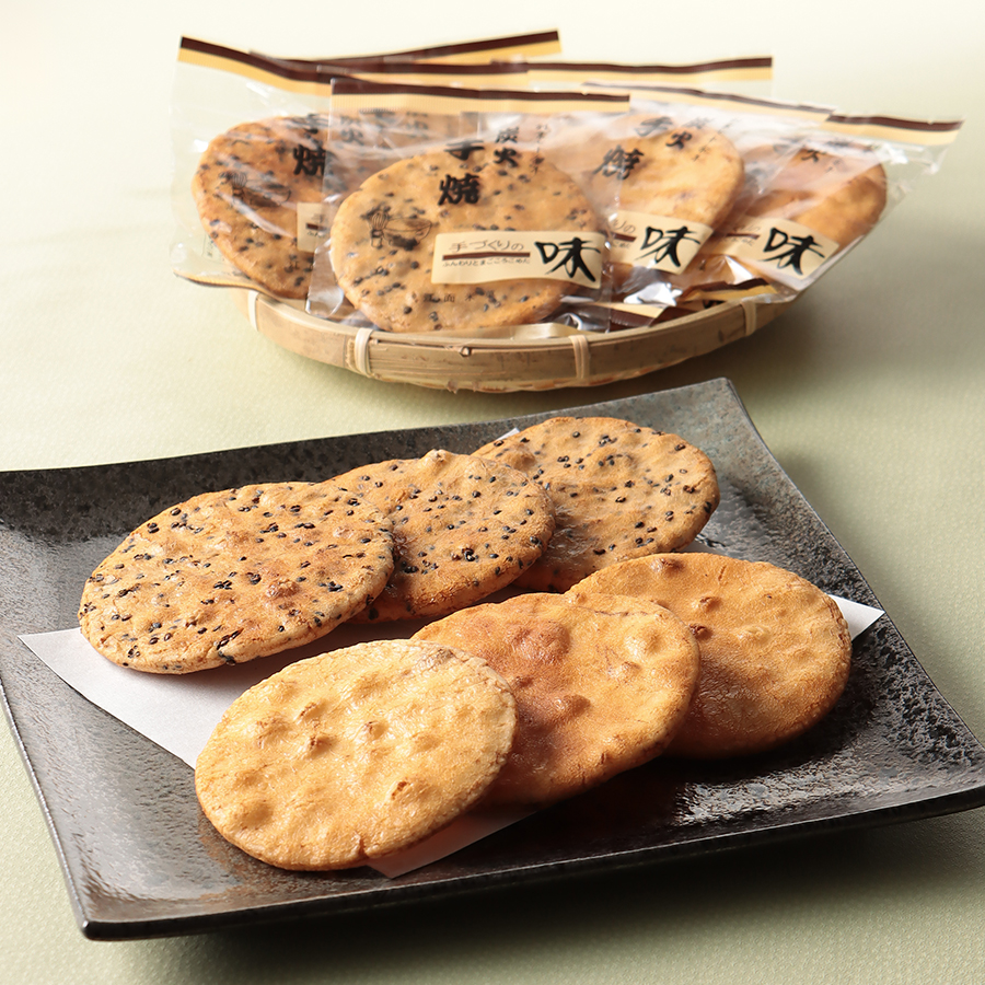 ＜江面米菓製造本舗＞炭火手焼きせんべい（しょうゆ・ごま各50枚入り）