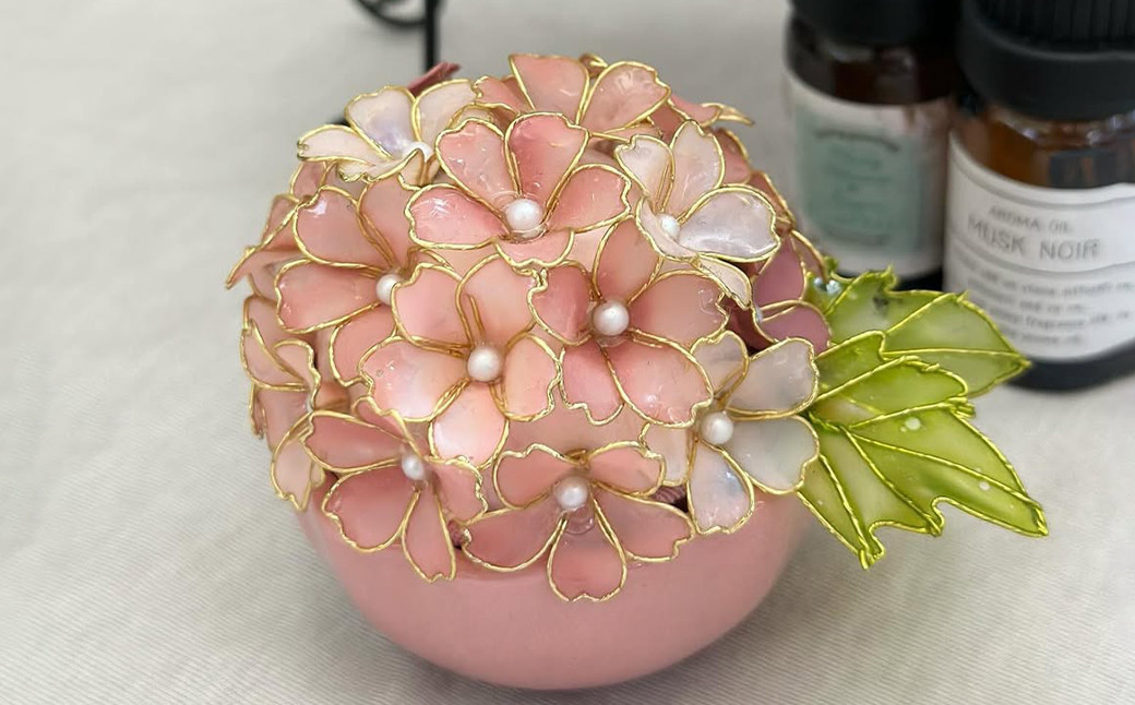 桜の花をモチーフに、「ディップアート」という手法で作られた桜のオブジェ。