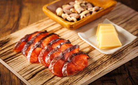 ＜北海道産＞秋鮭(サケ)のみを使用した「鮭とばスライス」150g×4個セット【配送不可地域：離島】