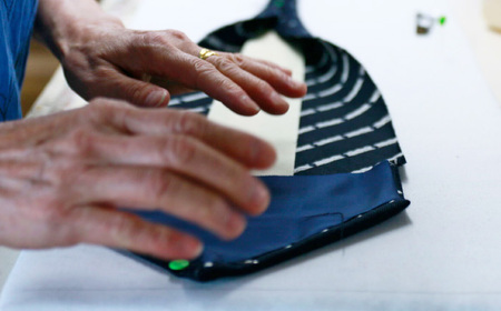 シルク ネクタイ （INOKUCHI1567 ） 岐阜蝶柄 紺色 ビジネス スーツ メンズ 岐阜市 / 皐月屋[ANBR008]