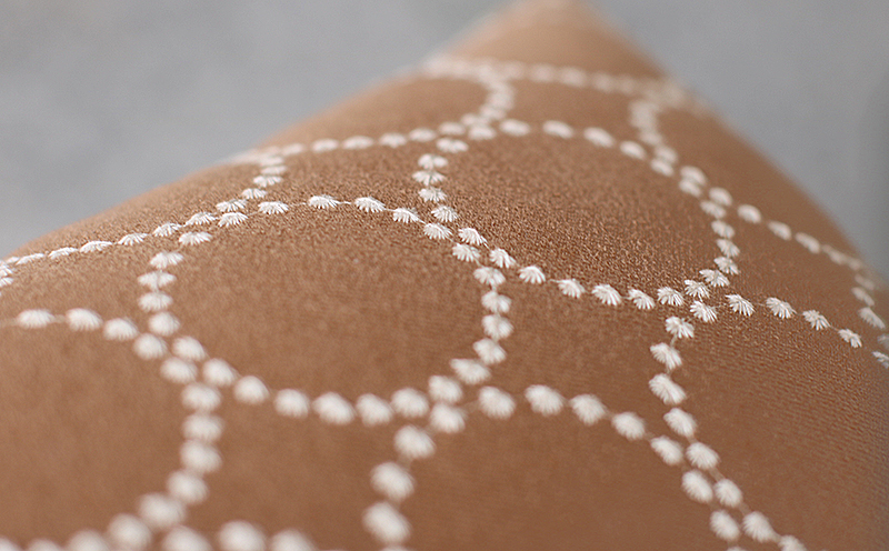 ミニクッション 長方形 タンバリン生地 キャメル 約42×26cm ミナペルホネン 秋山木工 秋山木工株式会社 国産 静岡県 藤枝市