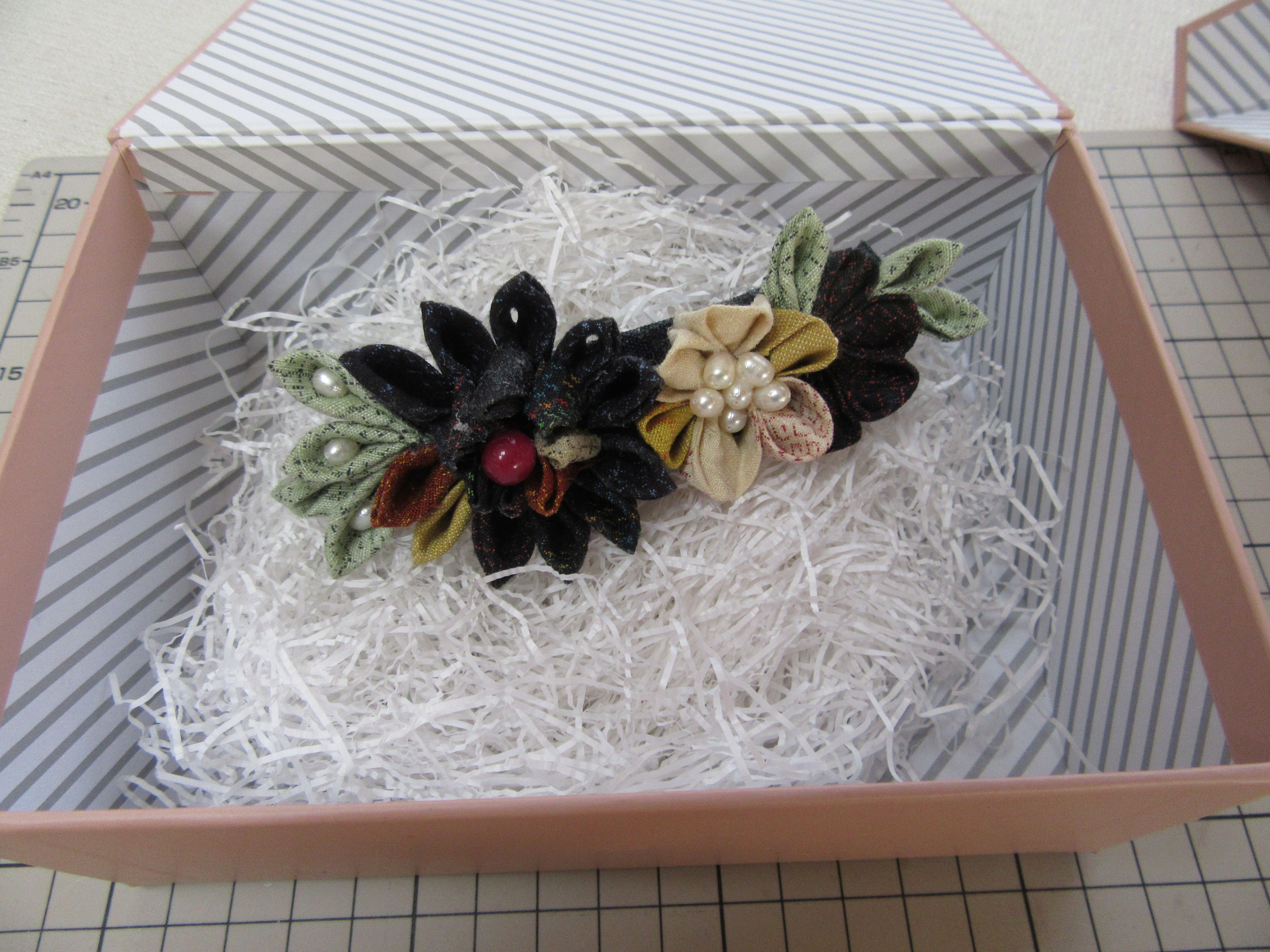 
                  つまみ細工 髪飾 バレッタ② 髪飾り ヘアアイテム ハンドメイド 手作り 1点もの 
                