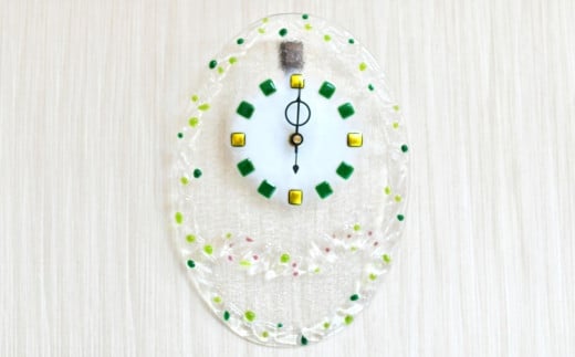 春待ちガラスの掛け時計(グリーン)【掛け時計 時計 ガラス リビング 玄関 子供部屋 手作り ドット柄 涼しい さわやか 可愛い グリーン おそろい】K003105