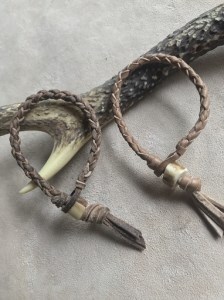 鹿角ビーズ付 鹿革ブレスレット 【選べるデザイン 銀面仕上げ/磨き床面仕上げ】【R00305】