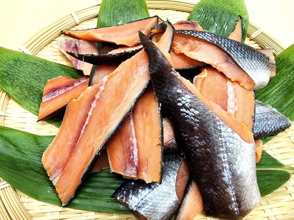 
                  【訳あり】塩引鮭の切れ端 1kg×2袋 1051002 鮭 しゃけ 塩引鮭 塩引き鮭
                
