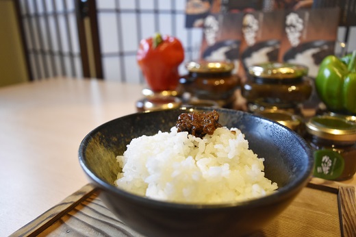 【詰め合わせ】かぐら南蛮味噌「からいすけ（１箱赤：１個、緑：１個入）」越後湯沢産伝統野菜かぐら南蛮と自家製みそで作られた辛みそ【地場産品】