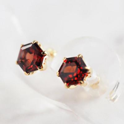 ふるさと納税 山梨県 【山梨県】【ジュエリー】K18 Garnet Hexa/ガーネット ヘキサ ピアス |  | 01