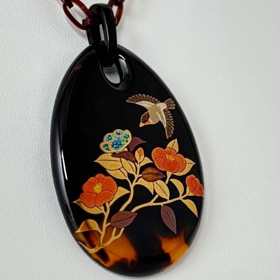 ＜うるしアートはりや＞椿に鷽蒔絵べっ甲ペンダント