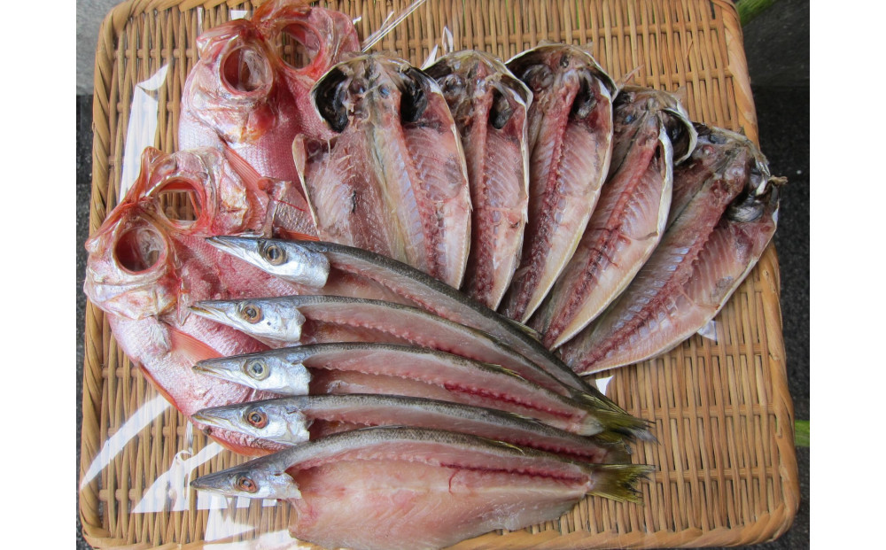 小田原ひもの詰合せ s45【惣菜 魚 干物 ひもの お取り寄せ 御中元 お中元 お歳暮 父の日 母の日 贈り物 家庭用 自宅用 贈答品 贈答用 ギフト 定番 朝食 朝ごはん 国産 中あじ、中かます、中金目鯛  神奈川県 小田原市 】 142069_AD003