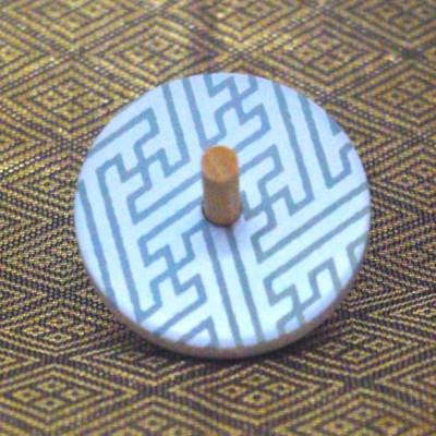ふるさと納税 廿日市市 吉祥独楽3個「紗綾、菱文様、桜(無地)」飾り台付 |  | 01