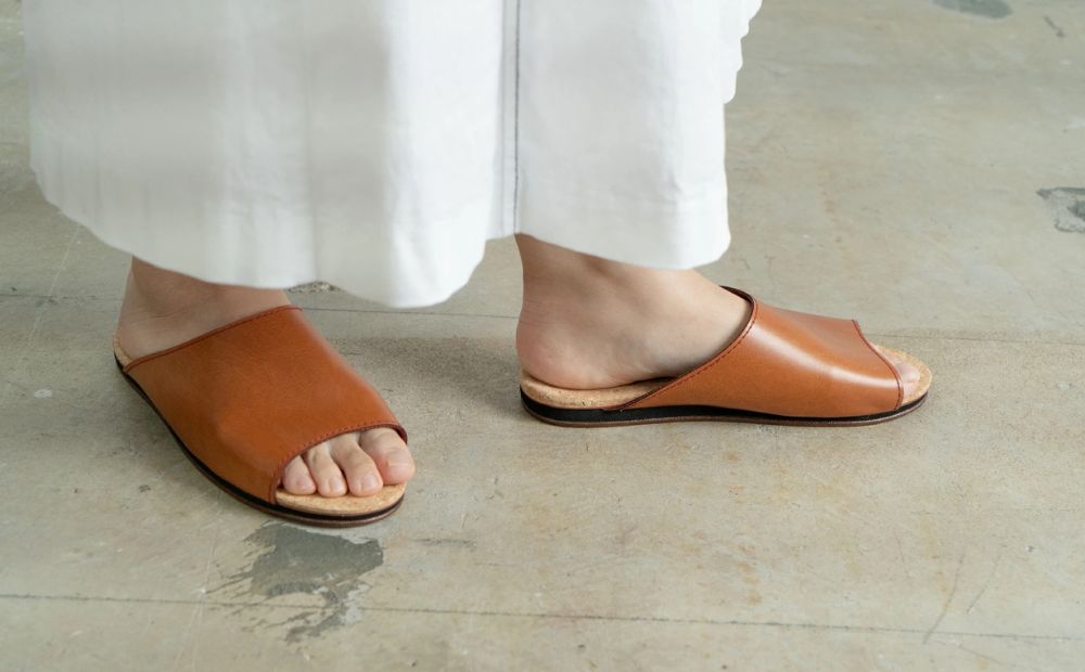 【4足セット】Made in Japanの高品質　ルームシューズの理想形。天然素材、静音性、高反発クッションで足にやさしい、 コルクでむれにくい、来客時も合成皮革とシンプルカラーのデザインで、さりげな