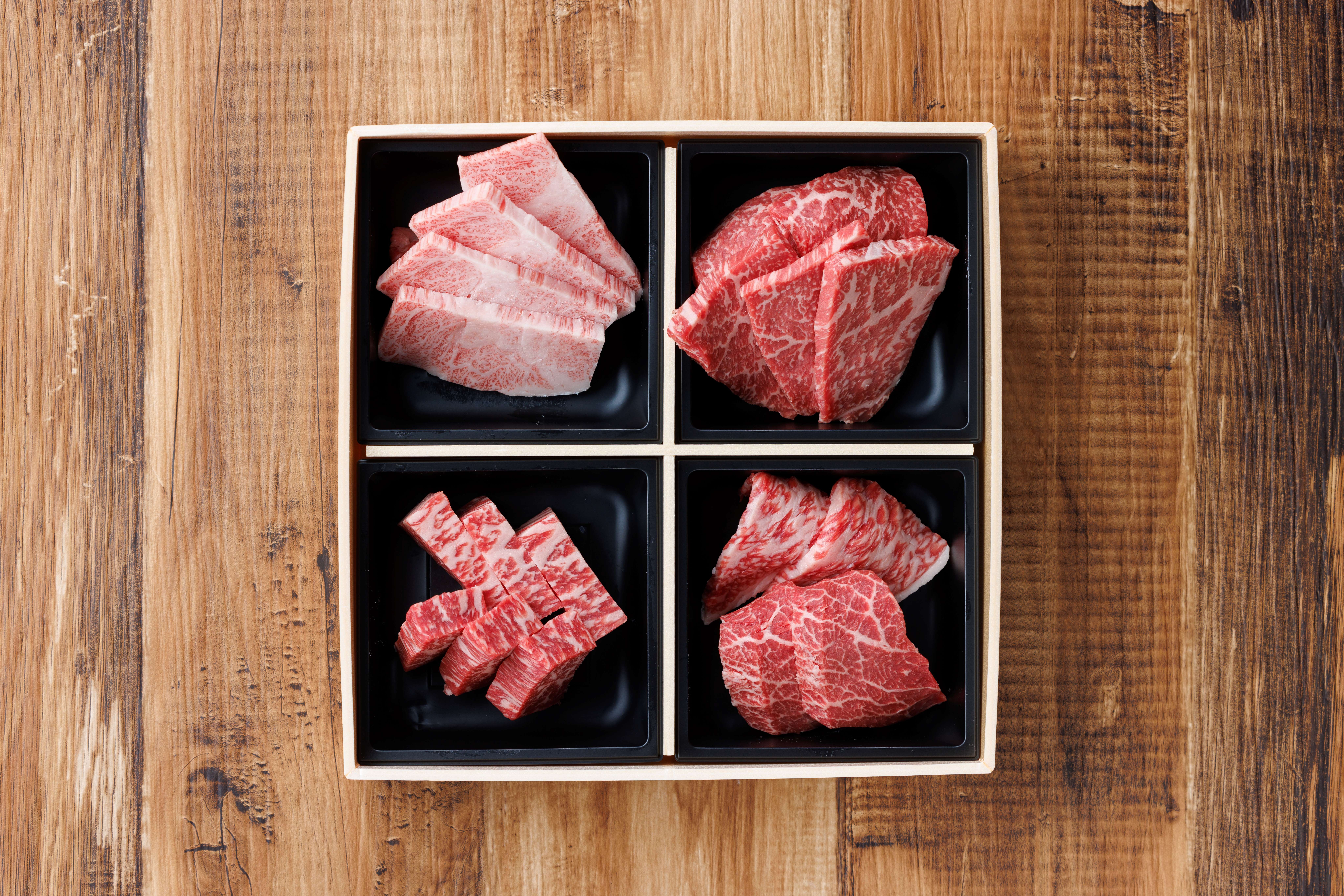
            鳥取和牛 4つの部位の焼肉盛り合わせ 300g
          