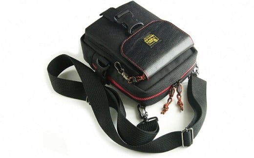 
バンナイズ　赤いファスナーのサブバッグ (フラップ：バックルタイプ)
