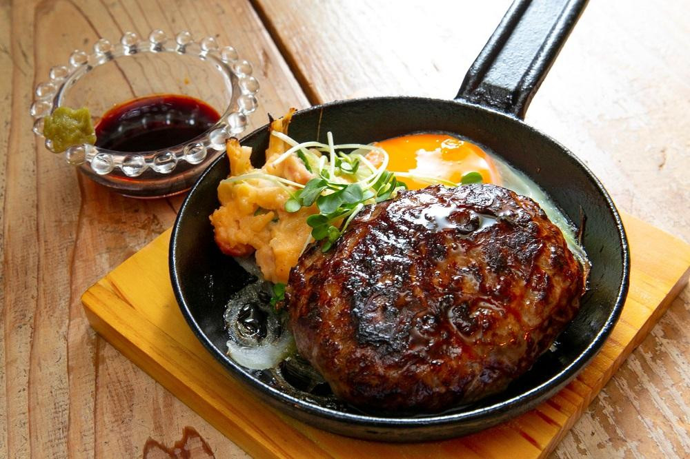
但馬牛をぎゅーと詰めた手ごねハンバーグ（但馬牛50％・八鹿豚50％）
