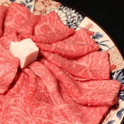 稲葉メルヘン牛(A5)　すき焼き2種計650g(肩ロース350・赤身モモ300)【配送不可地域：離島・北海道・沖縄県・東北・中国・四国・九州】【1291440】