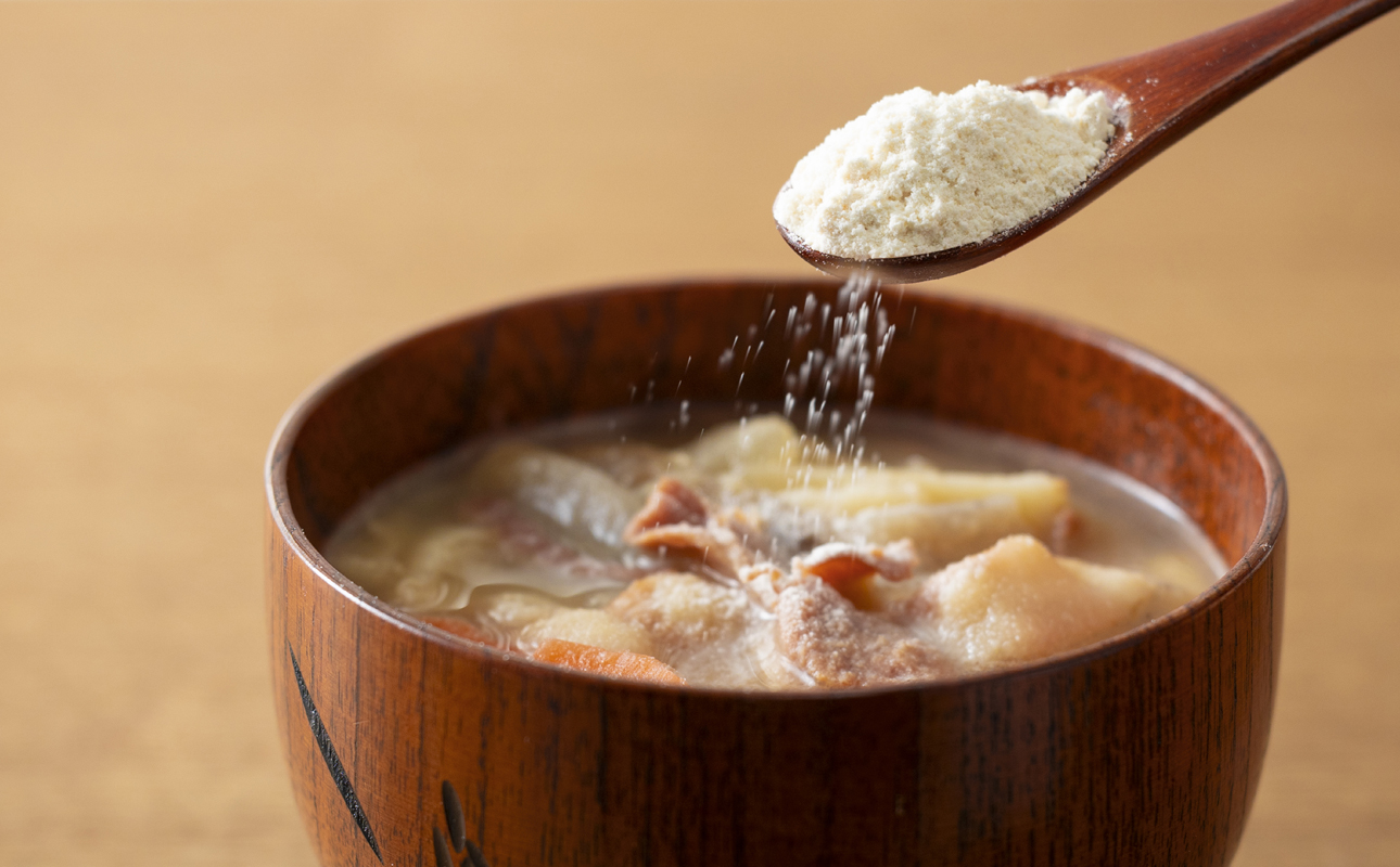 たとえばお味噌汁に入れて！酒粕でカラダがよろこぶ発酵習慣を。粉末だからかけるだけ。酒粕粉末 80g（80g×1袋）菜々粉々屋（ななここや） 酒かすここ │ 国産100% 無添加 無香料 保存料不使用 