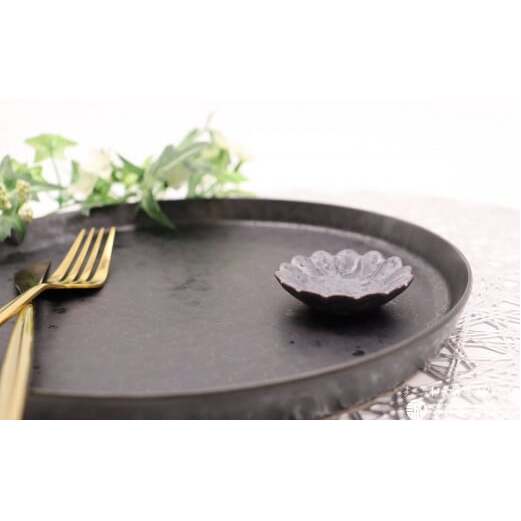 プレート 有田焼 上質な黒でワンランク上のコーディネート［プレート＋花豆皿］シック お皿 料理が映えるプレート お皿 テーブルコーディネート プレート お皿 ブラック おしゃれ プレート かっこいい 