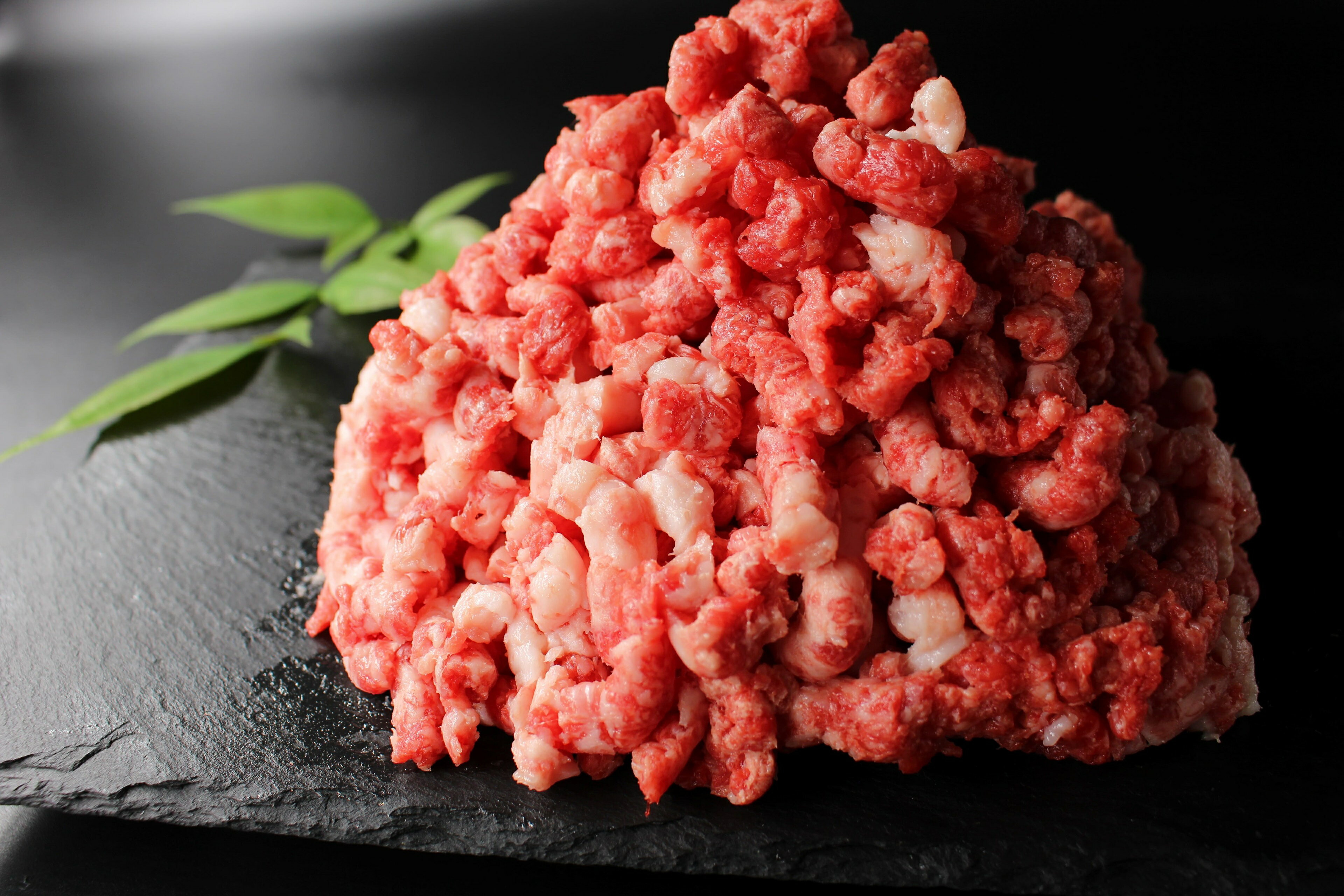 【ふるさと納税】極上近江牛粗びきミンチ（800g）と近江牛の牛脂ミンチ（200g）のセット 牛肉 美味しい ブランド牛 高級 人気 国産 楽天 寄付 返礼品 お歳暮 ギフト プレゼント お祝い 贈り物 ふるさと納税 近江 東近江 E-E10 株式会社びわこフード(近江牛専門店 万葉)