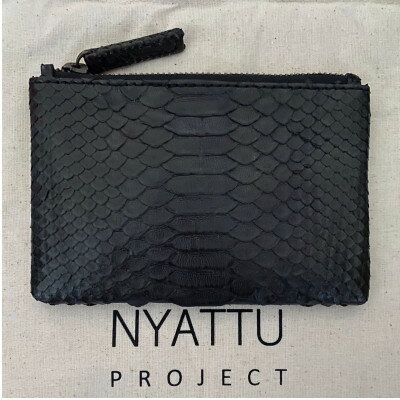 【ふるさと納税】NYATTU PROJECT　天然パイソン革(ヘビ革) フラグメントケース(ポーチ) ブラック【1620919】
