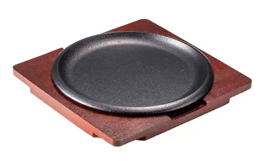 トキワ鉄器 ステーキ皿 （ 木台タイプ ） IH対応 丸判 （ 浅型 ） 20cm 317 くわな鋳物 職人 蓄熱性 保温力 浅型 お皿 皿 食器 食卓 オシャレ 日常使い 重厚感 伝統 匠の技 プレ