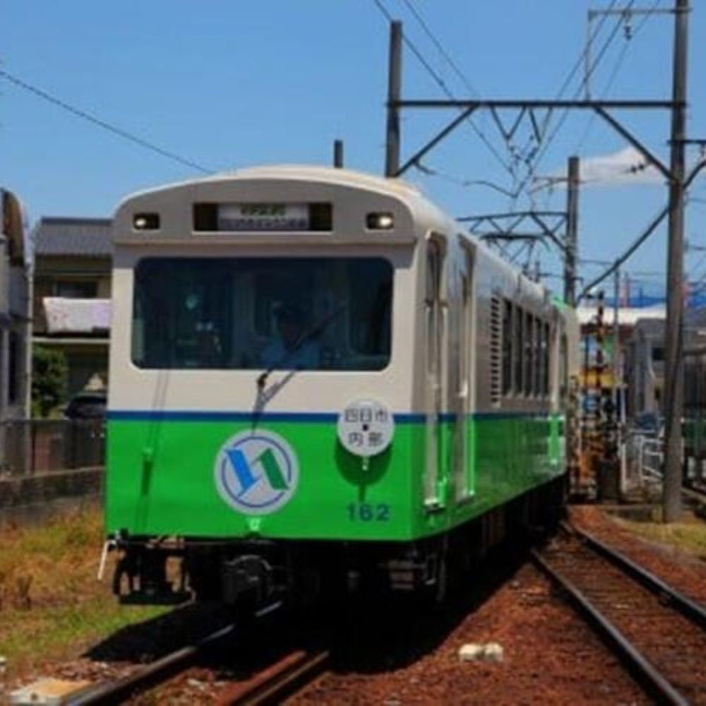 【ふるさと納税】【2025年10月11日（土）】日本に3社4路線しかないナローゲージ（特殊狭軌）「四日市あすなろう鉄道」を貸し切り運行！ ナローゲージ 貸し切り 体験 特別運行 鉄道予約 ナローゲージ観光 鉄道ファン四日市観光 鉄道イベント 鉄道歴史 三重 四日市