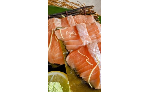 
                  漁師仕込み　琵琶湖固有種　天然琵琶鱒の昆布締め刺身&自家製スモークの詰め合わせ
                