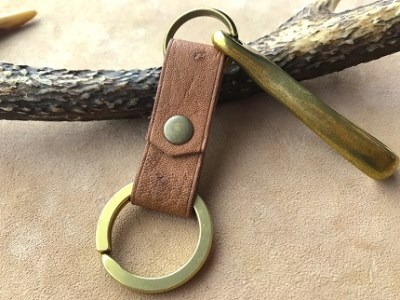 鹿革と真鍮のベルトフックキーホルダー【茶・無染色】革小物 レザー キーリング 革製品 ハンドメイド レザークラフト アクセサリー お洒落 おしゃれ ギフト プレゼント【R00464】