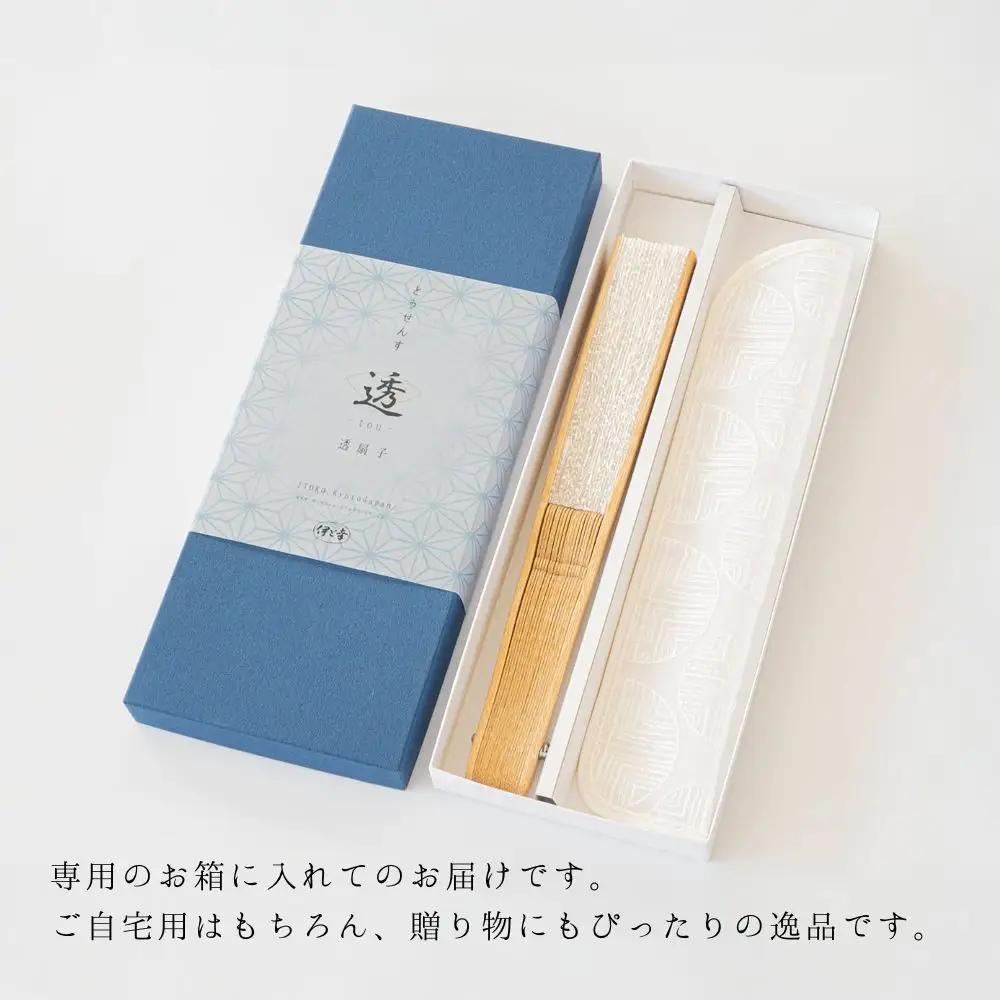 【伊と幸】《白生地の老舗が贈る》透扇子 丸に松柄 白色｜京都 人気シリーズ 扇子［ 扇子袋付き 引き染め 透明感のある色 職人技 おすすめ せんす ギフト プレゼント お取り寄せ 通販 送料無料 ふる