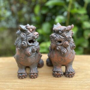お座りシーサー (対・黒) 沖縄土産 雑貨 シーサー 玄関 置物 沖縄市 / てぃーち工房[BCBA006-02]